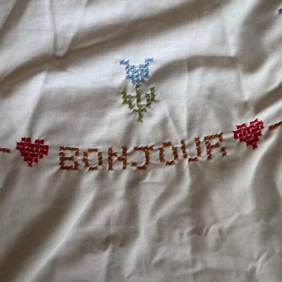 Hand-Embroidered Rooster Floral Tablecloth Patio Table Bonjour 58” Round White - Picture 3 of 12